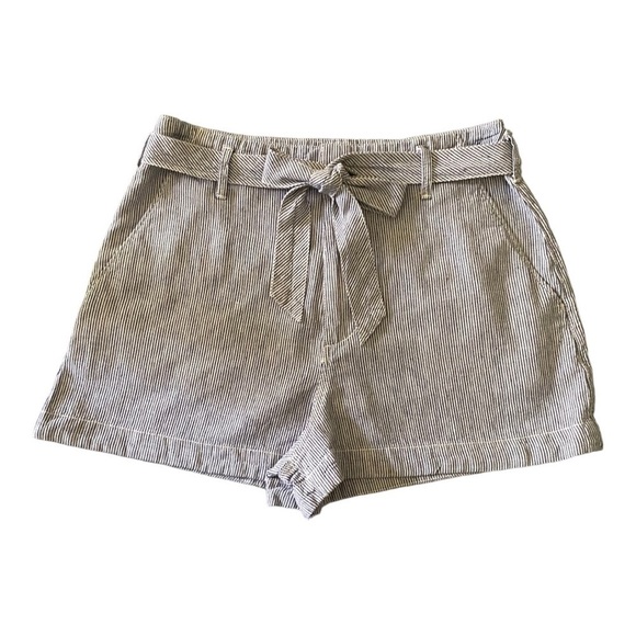 ABERCROMBIE & FITCH
Navy blue and white pinstripe shorts, matching belt - Picture 1 of 7